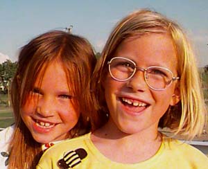 Jul01LaurenandAnna.JPG (20531 bytes)